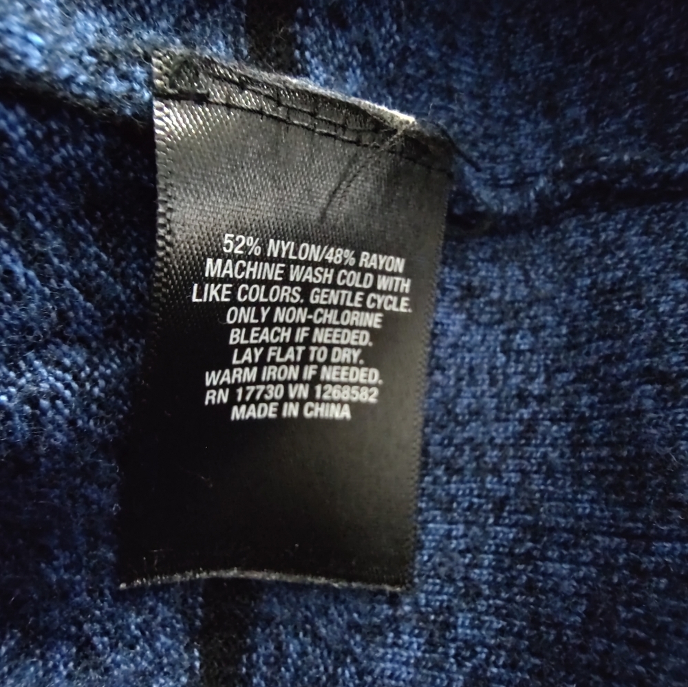 Mossimo v-neck sweater. Marled Blue and black stripe. New. Size Small petite. - Picture 6 of 7